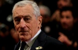 L'acteur américain Robert De Niro pose alors qu'il quitte le Palais des festivals après la projection du film "Killers of the Flower Moon" lors de la 76e édition du Festival de Cannes, dans le sud de la France, le 20 mai 2023