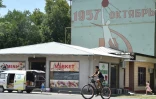 Un enfant à vélo devant une fresque murale à la gloire de l'Union soviétique à Krasnogorsk, à une soixantaine de kilomètres de la capitale de l'Ouzbékistan, Tachkent, le 8 juillet 2023