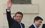 le président français Emmanuel Macron et le maire de Marseille Benoit Payan arrivent à l'école Menpenti à Marseille (sud) le 2 juin 2022
