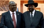 Salva Kiir (d) et Riek Machar lors de la mise en place du gouvernemnet d'union nationale, à Juba le 22 février 2020