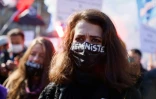 Des femmes participant à une manifestation pour réclamer plus de droits pour les femmes à Paris, le 7 mars 2021