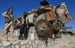 Des combattants talibans à côté de véhicules blindés détruits exposés à Ghazni, au sud de Kaboul, le 13 novembre 2021