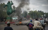 Des manifestants montent des barricades à Bamako, le 11 juillet 2020