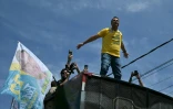 Le candidat conservateur à la présidentielle du Brésil, Flavio Bolsonaro, salue des sympathisants à la veille du scrutin, le 3 octobre 2026 à Santa Barbara d'Oeste, dans l'Etat de Sao Paulo