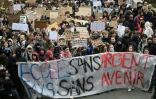 Des étudiants défilent derrière une banderole sur laquelle est inscrit "École sans argent, pays sans avenir" à Nantes, en Loire-Atlantique, le 9 octobre 2026