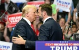 Le candidat républicain Donald Trump se congratule avec son co-listier J.D. Vance, lors d'un meeting à Grand Rapids (Michigan, Etats-Unis), le 20 juillet 2024