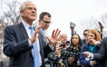 Le conseiller au commerce du président américain Donald Trump, Peter Navarro, s'adresse à la presse, le 25 février 2025 à Washington