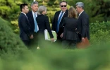 Le secrétaire d'Etat américain Mike Pompeo, entouré de ses conseillers, à Pyongyang le 6 juillet 2018