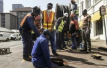 Des techniciens descendent dans un tunnel sous Johannesburg, le 8 septembre 2017