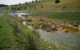 Un bassin de collecte des eaux polluées d'une ancienne mine de charbon près de l'installation de traitement de drainage minier acide de l'Université de Virginie-Occidentale, le 12 août 2026 à Mount Storm en Virginie-Occidentale (Etas-Unis)