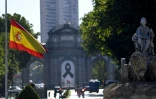Le drapeau espagnol en berne le 27 mai 2020 à Madrid, pendant la période de deuil en mémoire des personnes décédées du Covid-19