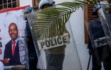 Arrivée des forces zimbabwéennes anti-émeutes à l'Hotel Bronte à Harare, le 3 août 2018 avant une conférence de presse du leader de l'opposition Nelson Chamisa