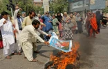 Des manifestants brûlent une effigie du Premier ministre indien Narendra Modi lors d'un rassemblement contre l'Inde, le 1er mai 2025 à Multan, au Pakistan