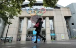 Entrée de la piscine olympique Georges Vallerey à Paris, le 13 septembre 2017