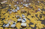 Des casques de chantier disposés au sol par des manifestants contre l'offre de Veolia sur Suez, le 29 septembre 2020 dans le quartier de La Défense à Paris