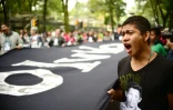 es proches des 43 étudiants disparus de l'école normale rurale de Ayotzinapa manifestent à Mexico City à l'occasion du premier anniversaire du drame, le 26 septembre 2015