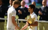 Novak Djokovic vainqueur de la finale de Wimbledon serre la main de son adversaire Kevin Anderson le 15 juillet 2018