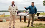 Michael Lavin (G), le directeur des collections de Jamestown Rediscovery, l'association en charge du site, et son collègue David Givens, chargé de l'archéologie, le 10 mai 2022 sur le site du fort de Jamestown