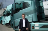 Roger Alm, dirigeant de la branche camions de Volvo Group, pose devant des camions électriques le 4 mai 2023 à Göteborg