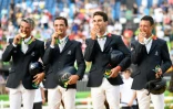 Les Français Karim Laghouag, Mathieu Lemoine, Nicolas Astier et Thibaut Vallette avec leurs médailles d'or du concours complet par équipes le 9 août 2016 à Rio