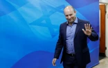 Le ministre israélien de l'Education Naftali Bennett se rend au Conseil des ministres hebdomadaire à Jérusalem, le 18 novembre 2018