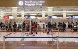 Des voyageurs à l'aéroport international de Dubaï, le 21 février 2022