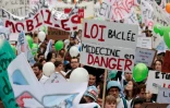 Les professions de santé manifestent contre la loi santé à Paris le 15 mars 2015