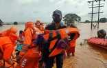 Les secouristes indiens viennent en aide aux habitants  bloqués par les inondations dans le village de Balinge, dans l'Etat du Maharashtra, au sud-ouest du pays, le 25 juillet 2021