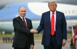 Le président américain Donald Trump (d) et son homologue russe Vladimir Poutine, à Anchorage, en Alaska, le 15 août 2025