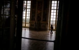 Un visiteur dans le Palais de Versailles, le 22 décembre 2016