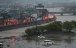 Un parking est couvert de boue dans la ville de Wajima, au Japon, le 22 septembre 2024