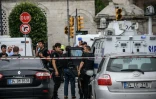 La police sur le site d'un attentat à la voiture piégée le 7 juin 2016 à Istanbul