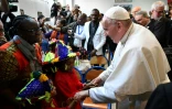 Le pape François salue des enfants dans un centre géré par l'ONG catholique Caritas où sont accueillis des migrants, le 30 mars 2019 à Rabat, au Maroc