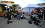 Les services de secours à l'oeuvre lors d'une simulation d'attaque terroriste dans une fans-zone de l'Euro de football à Nîmes, le 17 mars 2017 