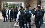 Des policiers devant le tribunal de West Kowloon le jour de l'ouverture du procès du magnat pro-démocratie Jimmy Lai à Hong Kong, le 18 décembre 2023