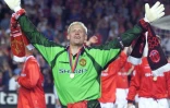 Le Danois Peter Schmeichel, alors   gardien de Manchester United, exulte après la victoire face au Bayern en finale de la C1, le 26 mai 1999 à Barcelone
