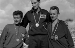 Sur le podium du 1500 m des JO de Rome, le 7 septembre 1960. A gauche, avec la médaille d'argent, Michel Jazy, au côté de l'Australien Herb Elliott, médaillé d'or, et du Hongrois Itsvan Rozsavolgi, en bronze.