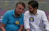 Le maire de Sao Paulo et candidat à sa réélection, Ricardo Nunes (d), et l'ex-président brésilien Jair Bolsonaro discutent lors d'un rassemblement de campagne à Sao Paulo, au Brésil, le 22 octobre 2024