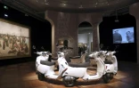 Des scooters Vespa dans le cadre de l'exposition "Ciao Italia" à Paris, le 31 mars 2017