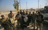 Les forces irakiennes avec un drapeau repris à l'EI à leur entrée le 23 février 2017 dans l'aéroport de Mossoul