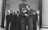 Le président de la République française Valéry Giscard d'Estaing (G) raccompagne le 03 mars 1975 le maréchal Jean Bedel Bokassa, sur le perron du Palais de l'Élysée à Paris, à l'issue d'un entretien