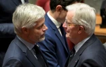 Le chef de file des députés de la Droite républicaine Laurent Wauquiez (g) s'entretient avec le Premier ministre français Michel Barnier lors d'une séance de questions au gouvernement à l'Assemblée nationale, à Paris, le 26 novembre 2024