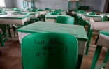 Le nom d'une élève sur le dossier d'une chaise dans une salle de classe du pensionnat de Jangebe, au lendemain de l'enlèvement par des hommes armés de 317 adolescentes, le 27 février 2021 dans le nord-ouest du Nigeria