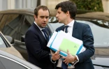 Julien Denormandie, alors ministre de l'Agriculture (d), et Sébastien Lecornu, alors ministre des Outre-mer, devant le palais de l'Elysée à Paris, le 16 mars 2022