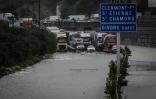 Des véhicules sont bloqués par la montée des eaux sur l'autoroute A47, à Givors, dans le Rhône, le 17 octobre 2024
