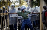 Des policiers anti-émeute protègent les locaux de la commission électorale à Harare, le 1er août 2018.
