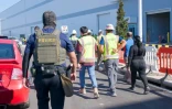 Photo diffusée par l'Immigration and Customs Enforcement (ICE) des États-Unis, le 5 septembre 2025, montrant un policier lors d'un mandat de perquisition fédéral dans une entreprise à Ellabell, en Géorgie, le 4 septembre 2025