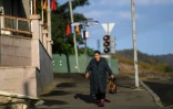 Une vieille femme dans une rue de Stepanakert touchée par des tirs d'artillerie, le 3 otobre 2020