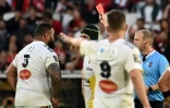 A la 43e minute de la demi-finale de Top 14 contre Toulouse, le pilier de La Rochelle Uini Atonio (Ă gauche) est exclu par l'arbitre Tual Trainini le 21 juin 2024 Ă Bordeaux