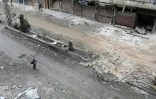 Un enfant syrien au milieu des destructions dans la localité de Hammouriyé dans la Gouta orientale, le 22 février 2018